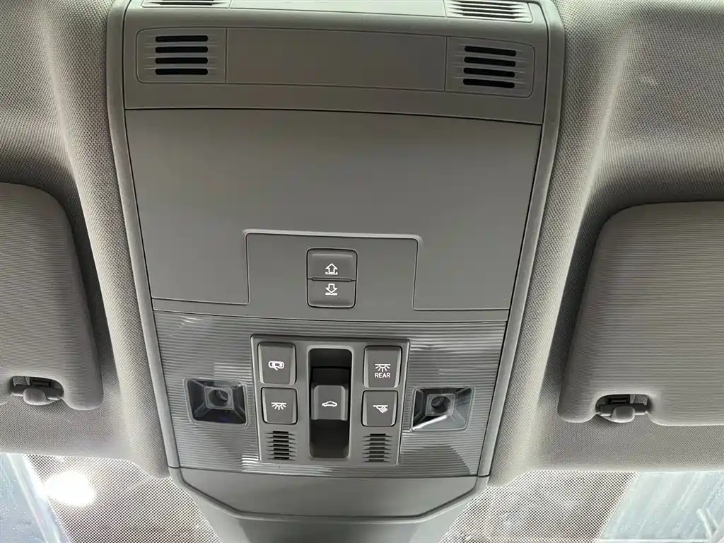Volkswagen Sagitar 2023 Model Year 200TSI DSG Surpass Edition фото 8