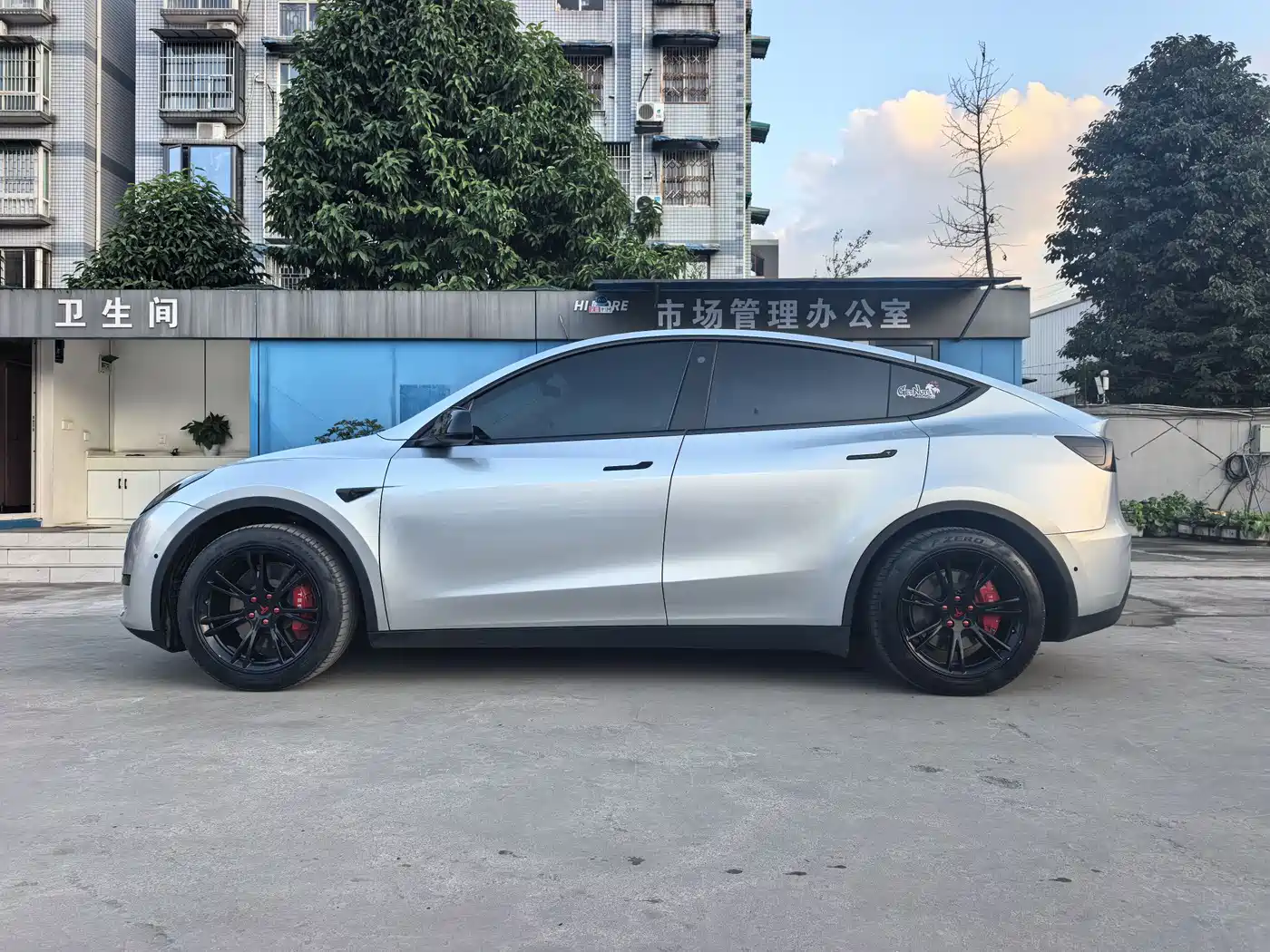 TESLA MODEL Y