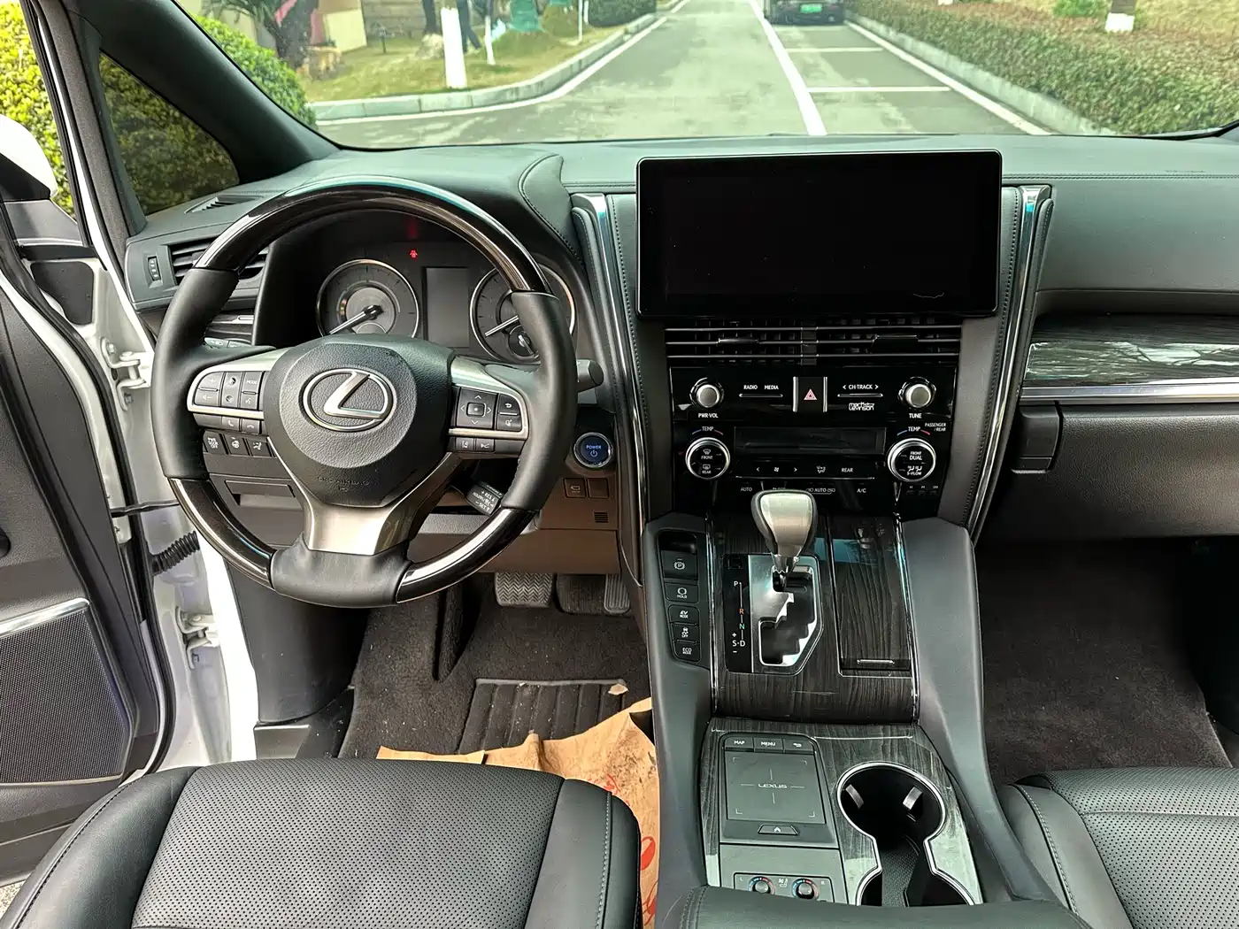 Lexus LM 2020 300h Seven-Seater Elegance Edition фото 5