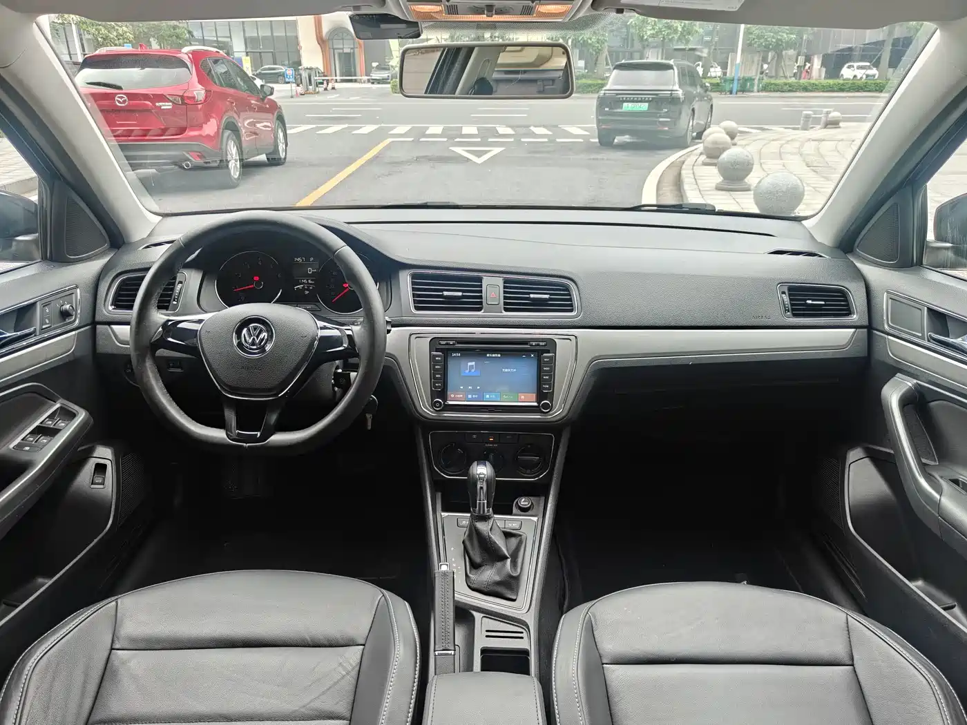 Volkswagen Lavida 2015 1.6L Automatic Comfort Edition фото 7