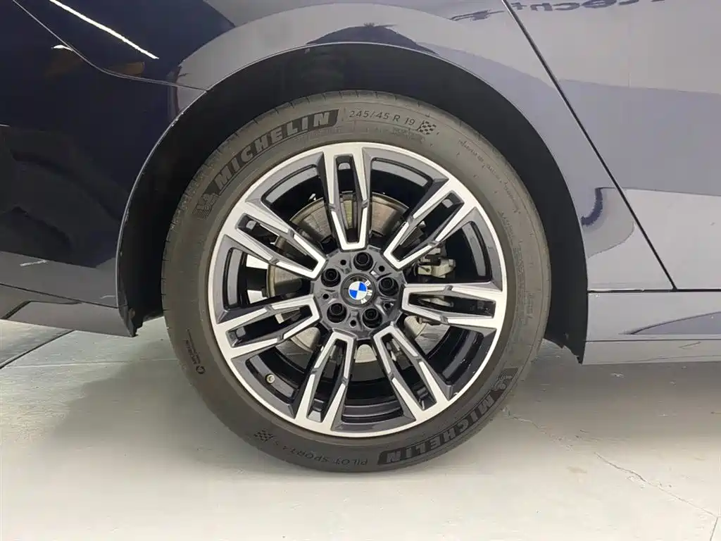 BMW 5 Series 2024 530Li Leading M Sport Package фото 11