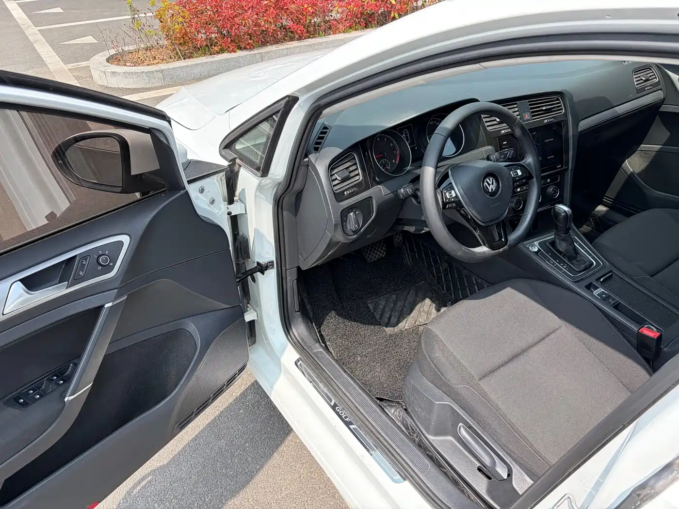 Volkswagen Golf 2020 Beloved Edition 200TSI DSG Comfort фото 3