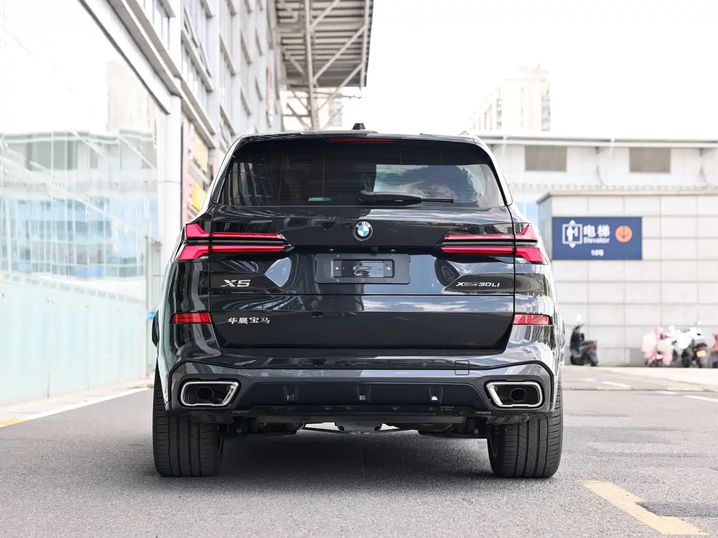 BMW X5 2025 Model xDrive 30Li M Sport Blackout Package фото 5