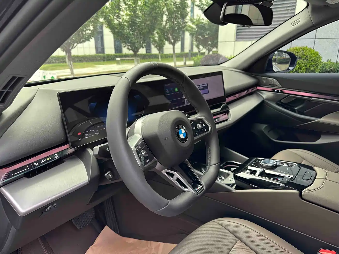 BMW 5 Series 2025 530Li Leading M Sport Package фото 18