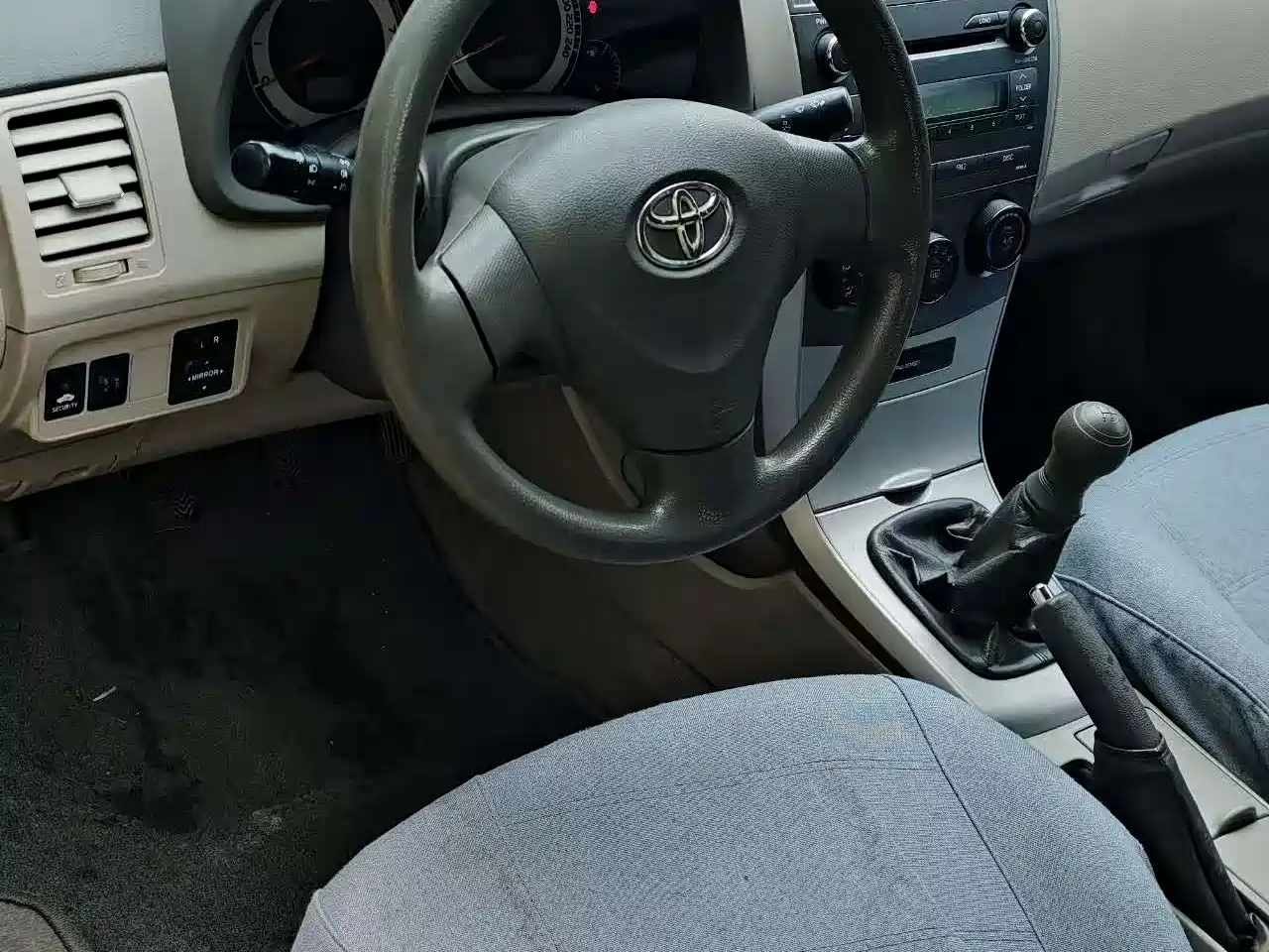 Toyota Corolla 2009 1.6L Manual GL Sunroof Special Edition фото 15