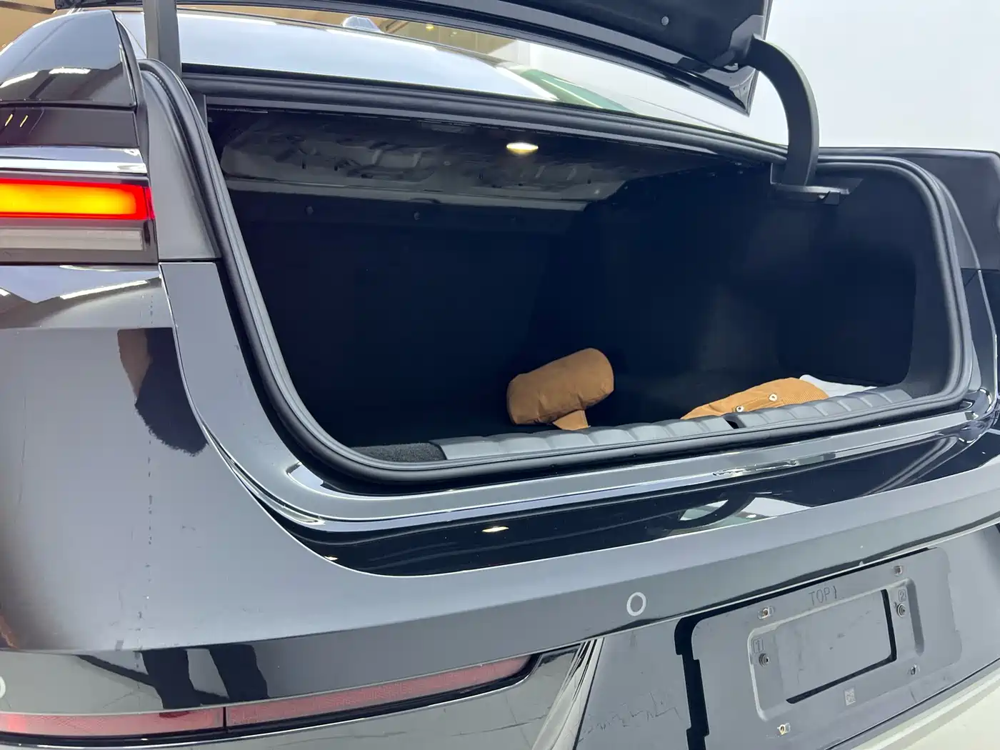 BMW 7 Series 2023 Model 740Li Leading Luxury Package фото 24