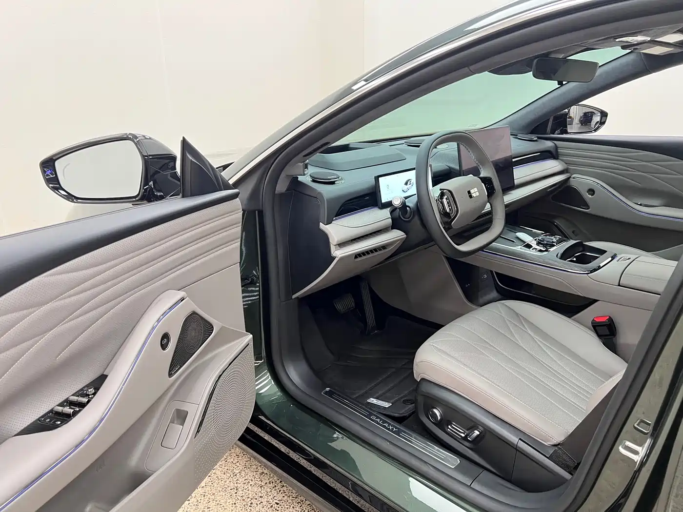 Geely Galaxy Galaxy Xingyao 8 2025 Model 130km EM-i Flagship Edition фото 14