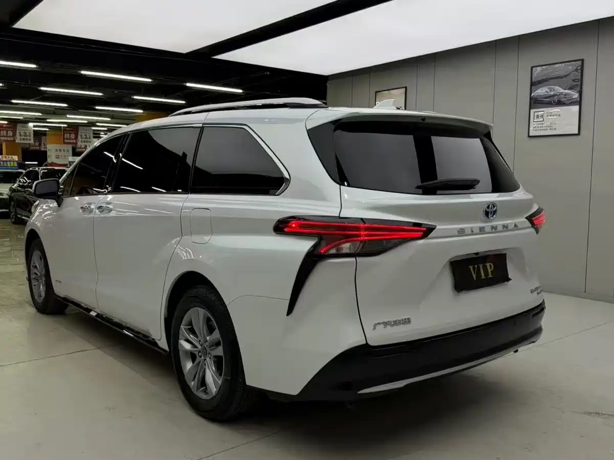 Toyota Sienna 2021 2.5L Hybrid Ultimate Edition фото 4