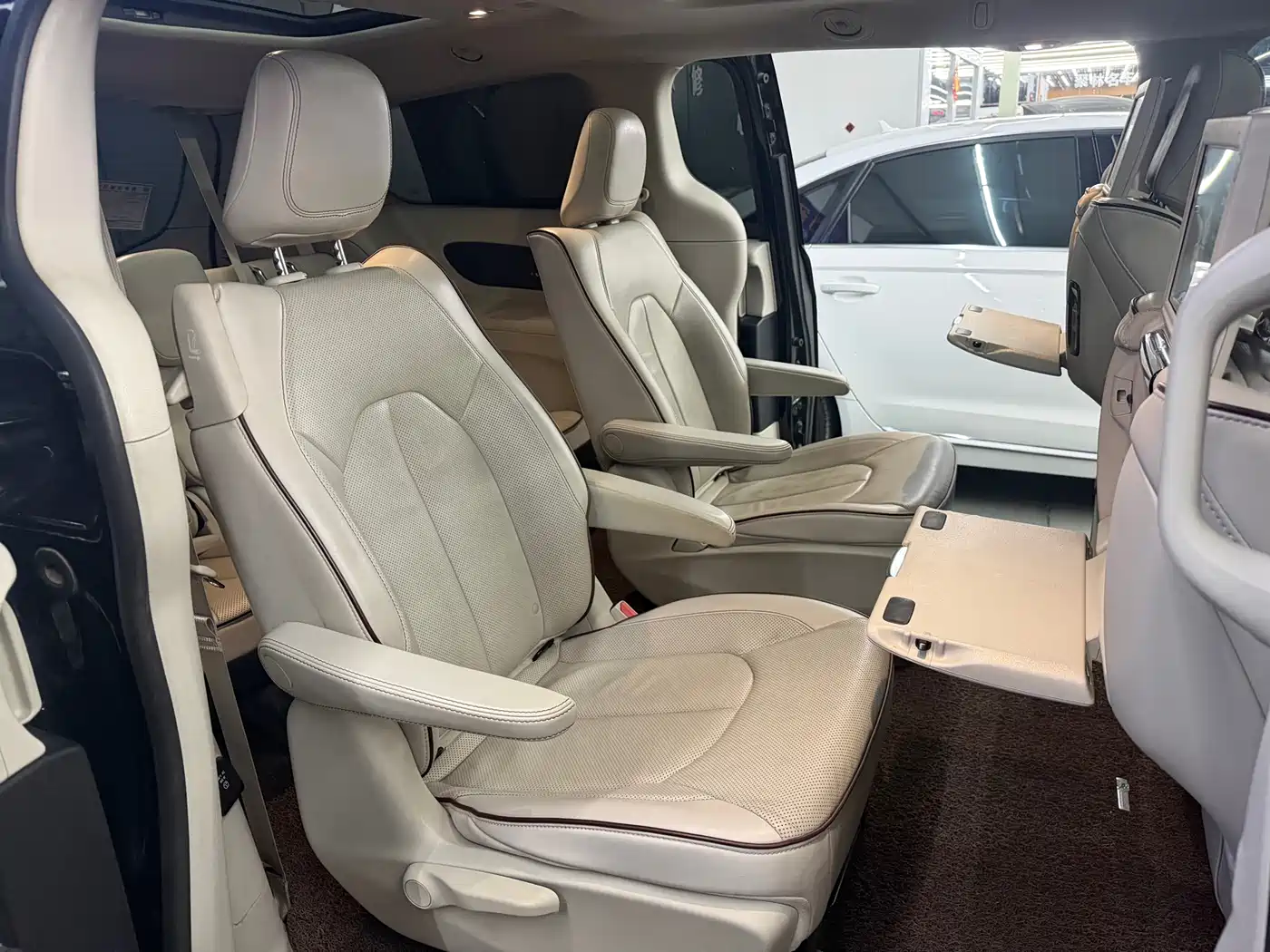 Chrysler Grand Voyager (Import) 2018 2017 3.6L Premium Edition