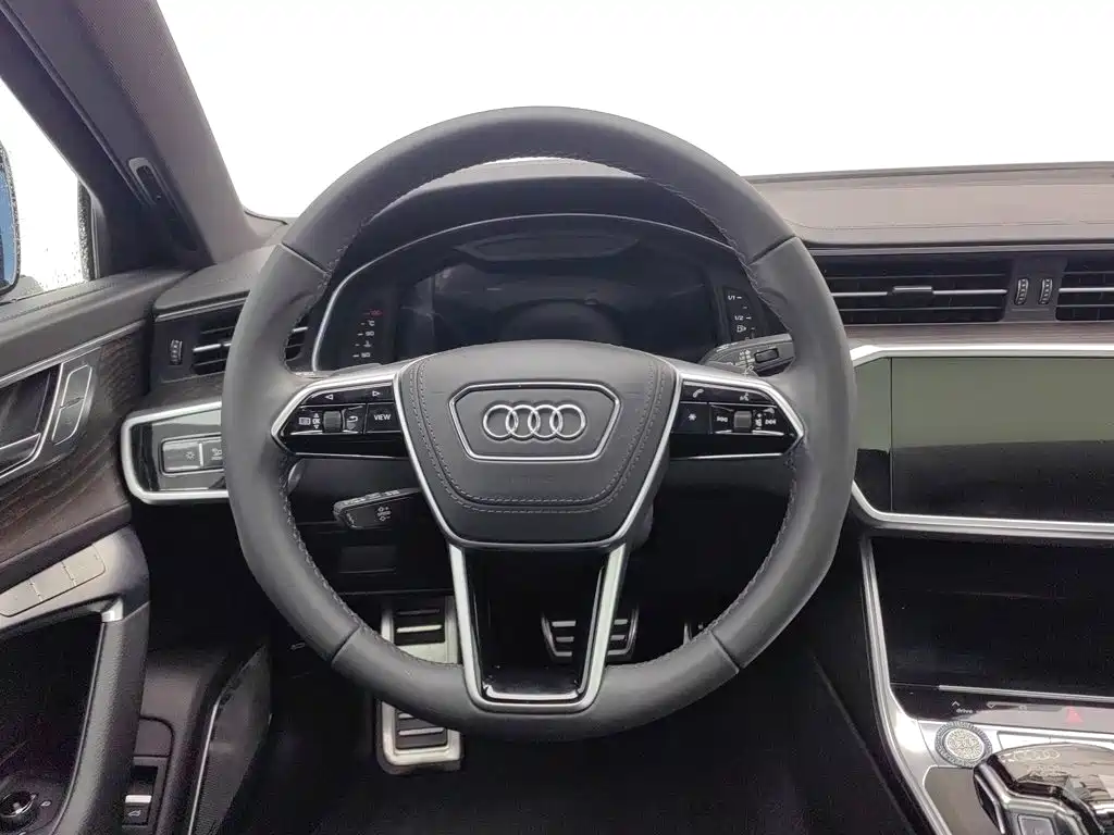 Фото 11 - Audi A6L