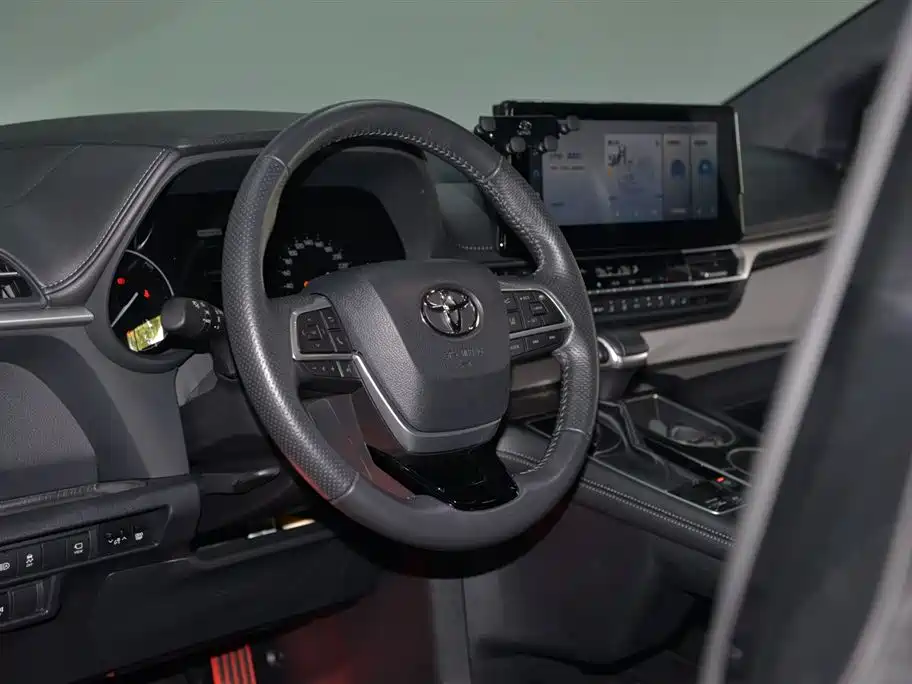Toyota Granvia 2023 2.5L Hybrid VIP Edition фото 5