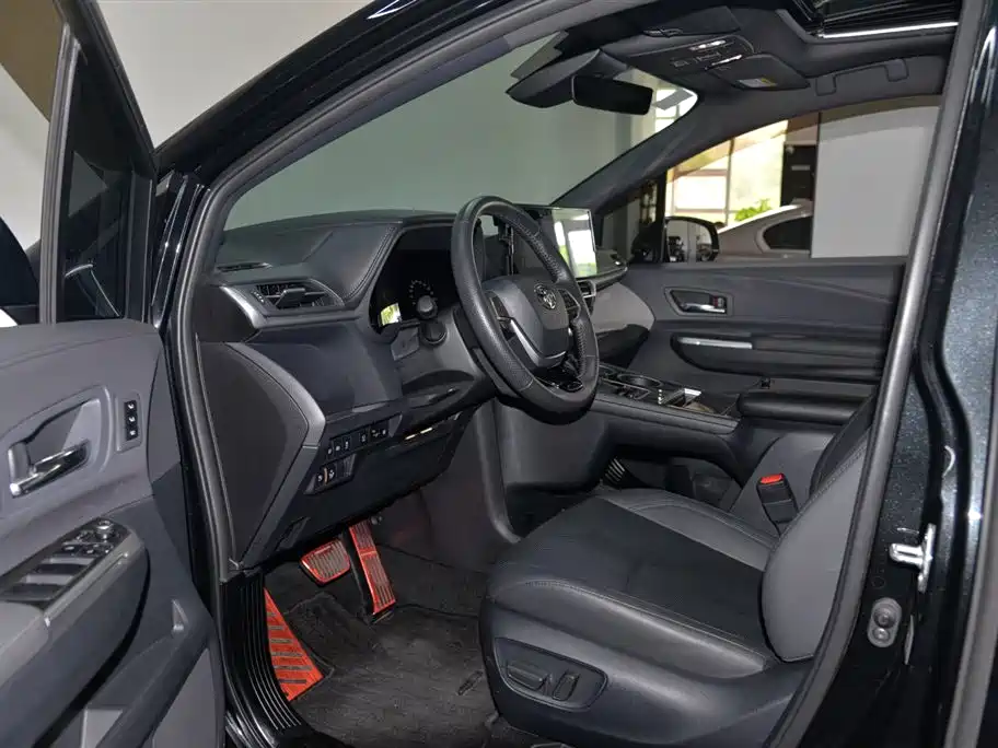 Toyota Granvia 2023 2.5L Hybrid VIP Edition фото 6