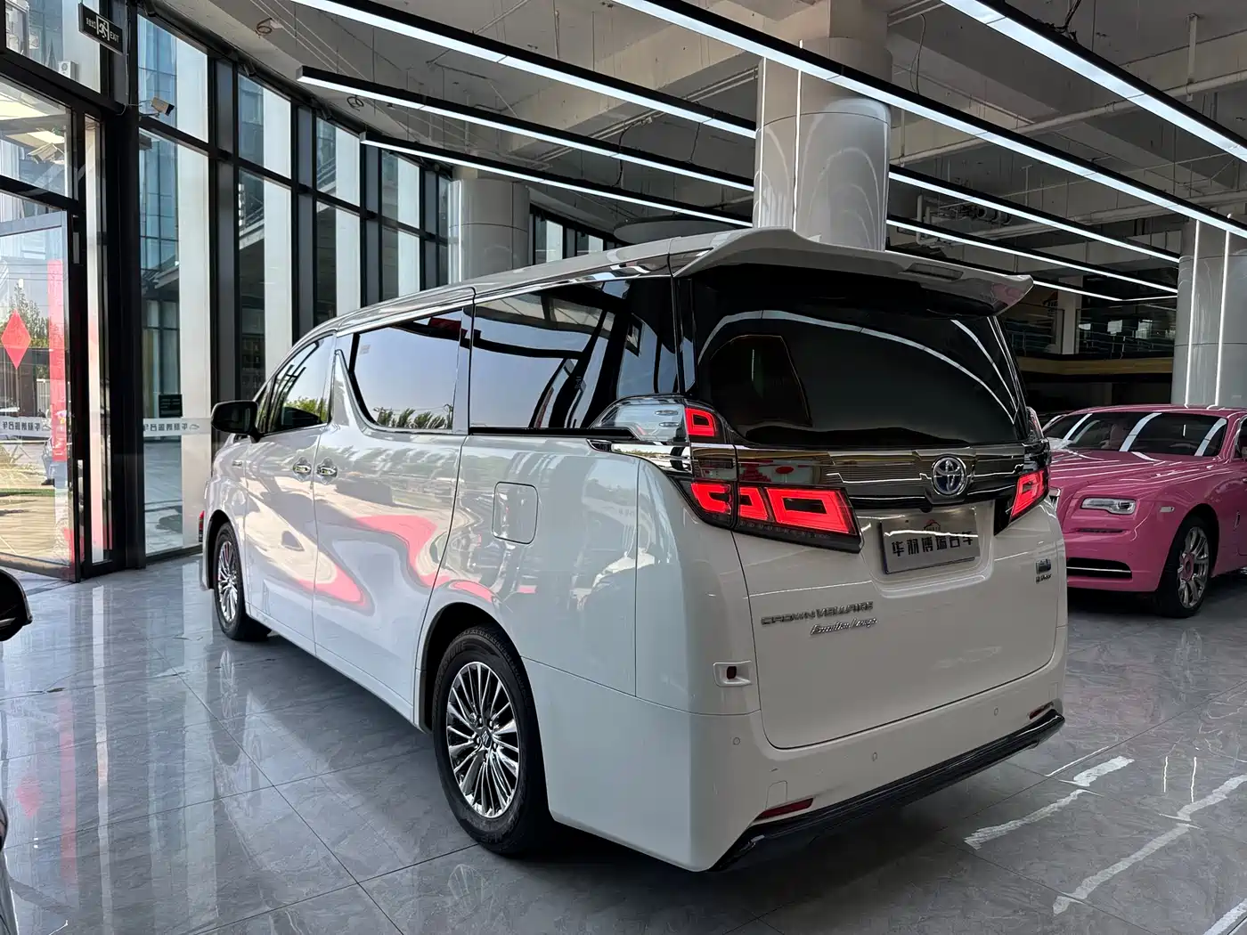 Toyota Vellfire 2021 Crown Hybrid 2.5L HV Premium Edition фото 23