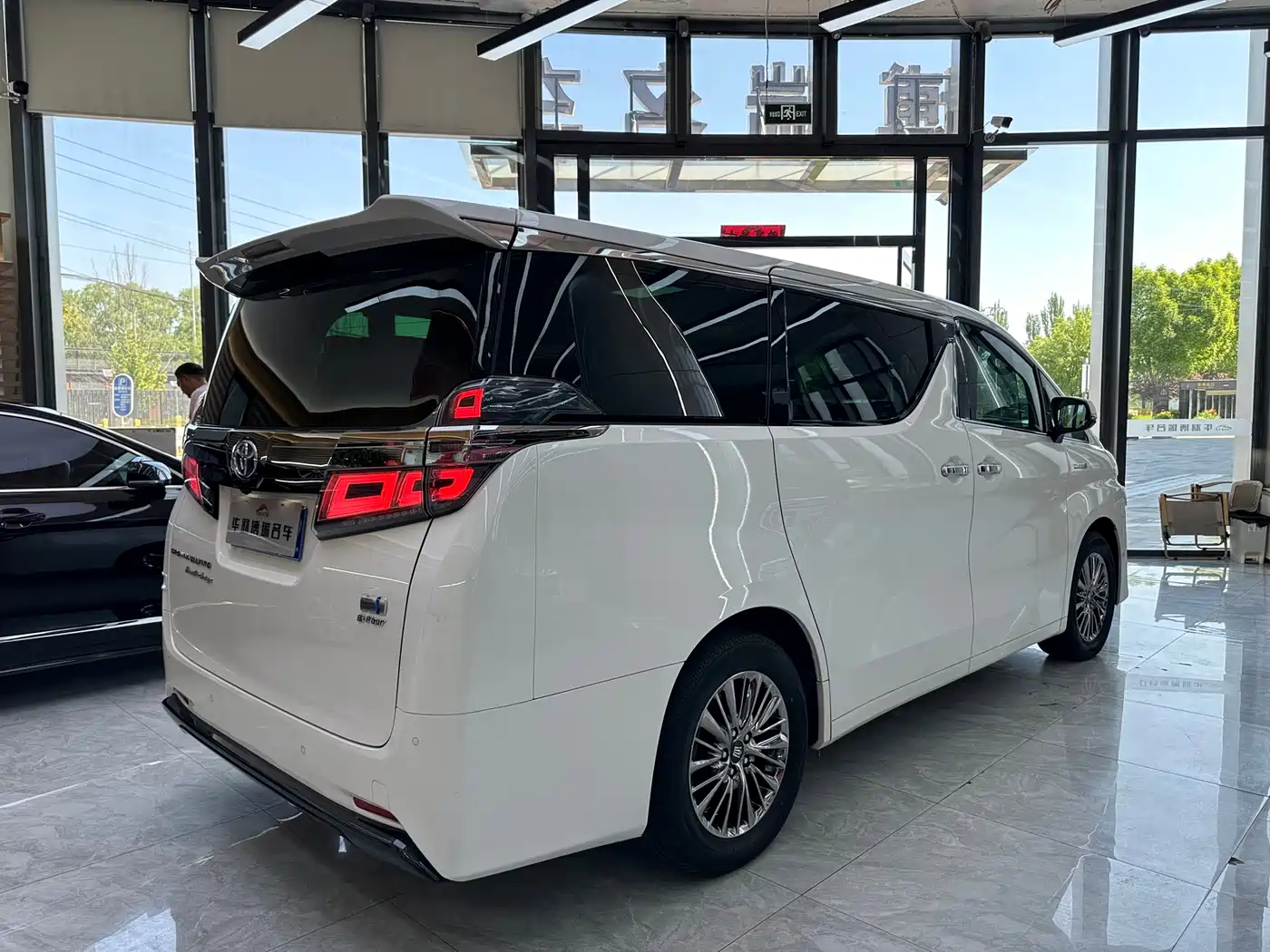 Toyota Vellfire 2021 Crown Hybrid 2.5L HV Premium Edition фото 25