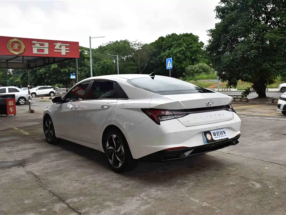 Hyundai Elantra 2021 1.5L CVT LUX Premium Edition фото 7