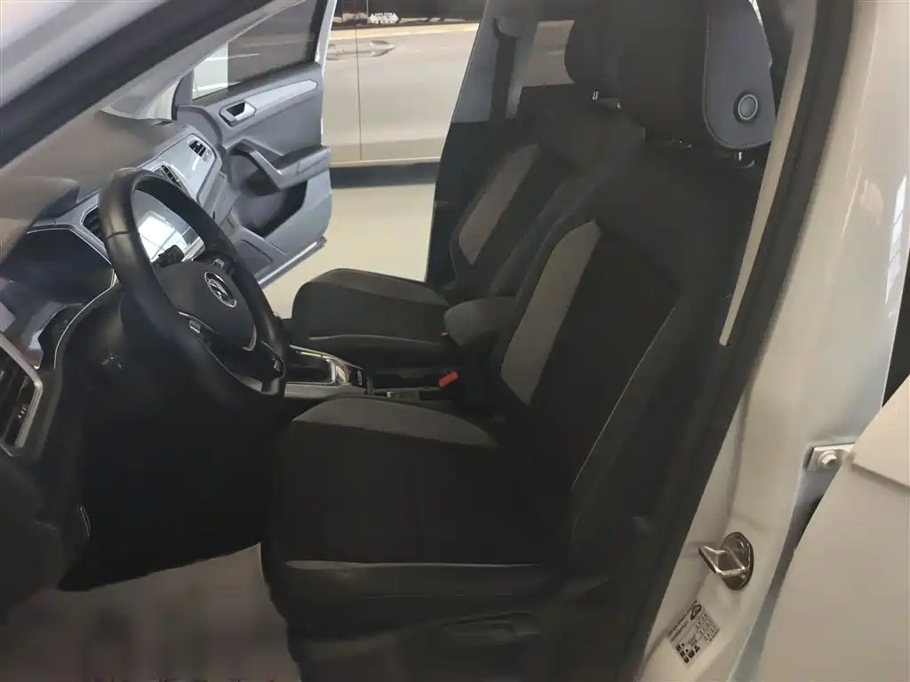 VOLKSWAGEN T-ROC EXPLORING SONGS