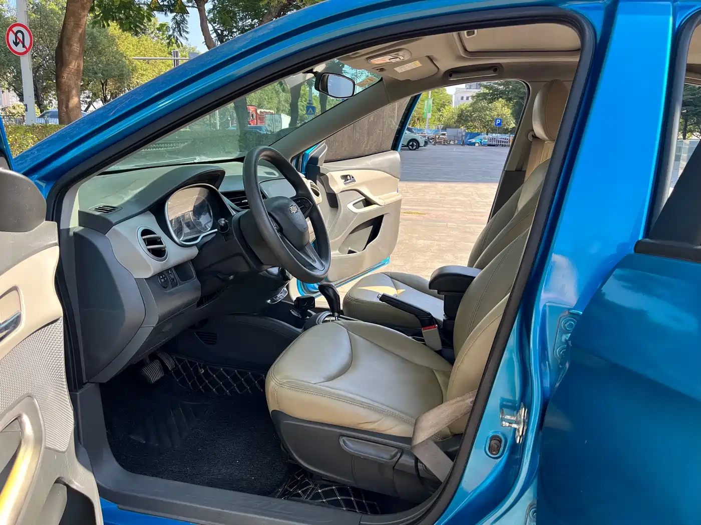Chevrolet Sail 2015 Sail 3 1.5L AMT Happiness Sunroof Edition фото 8