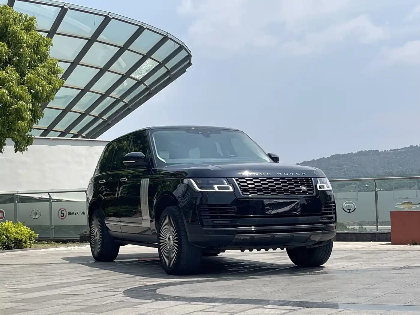 Land Rover Range Rover 2018 3.0 SC V6 Vogue Heritage Edition фото 3