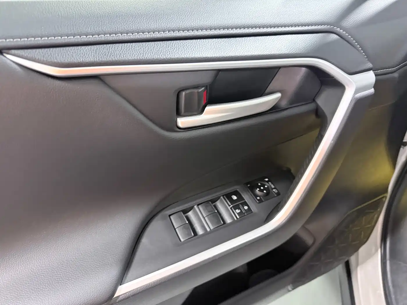 Toyota Wildlander 2023 2.0L CVT AWD Luxury PLUS фото 10