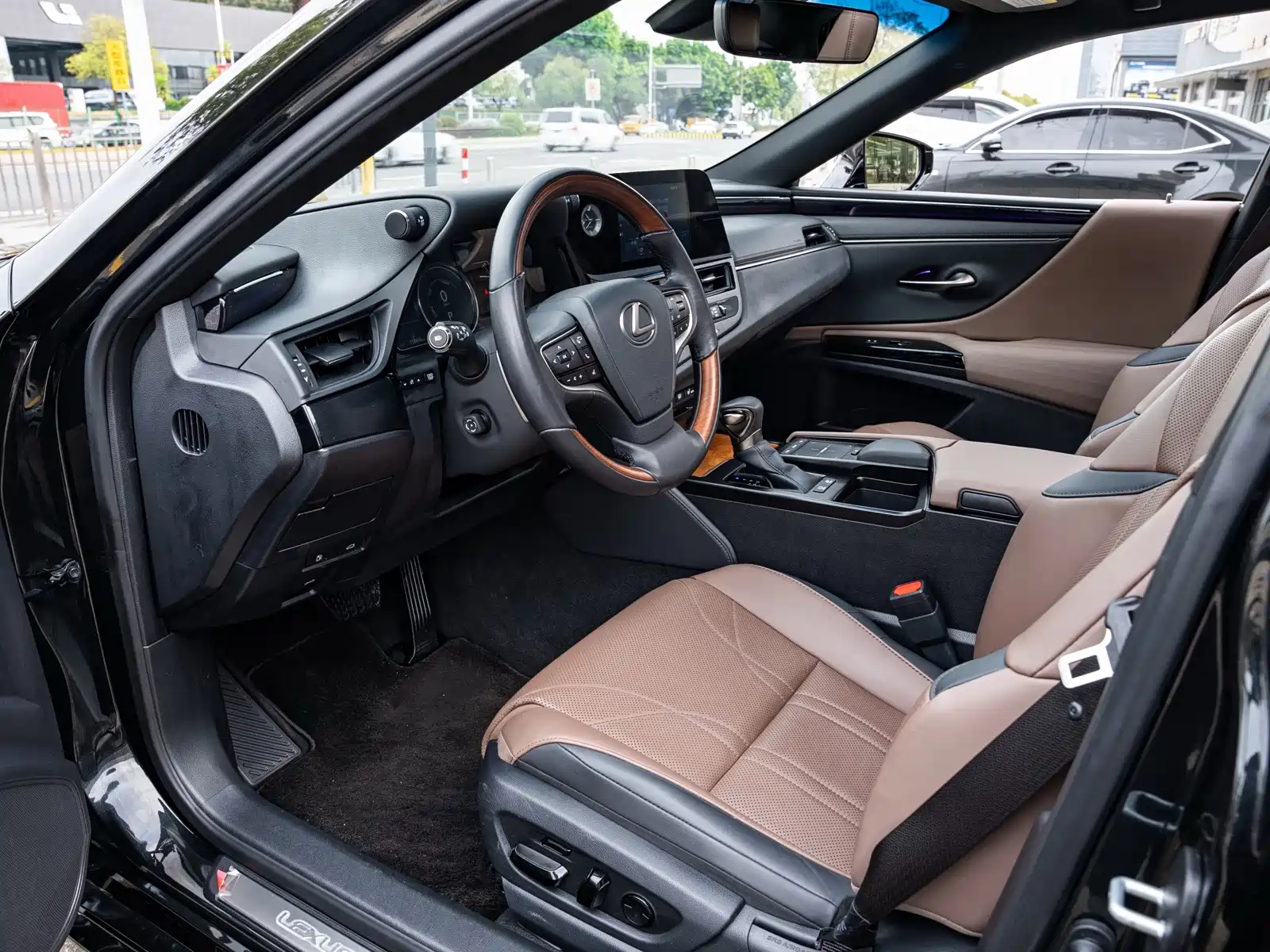 Photo 9 - Lexus ES