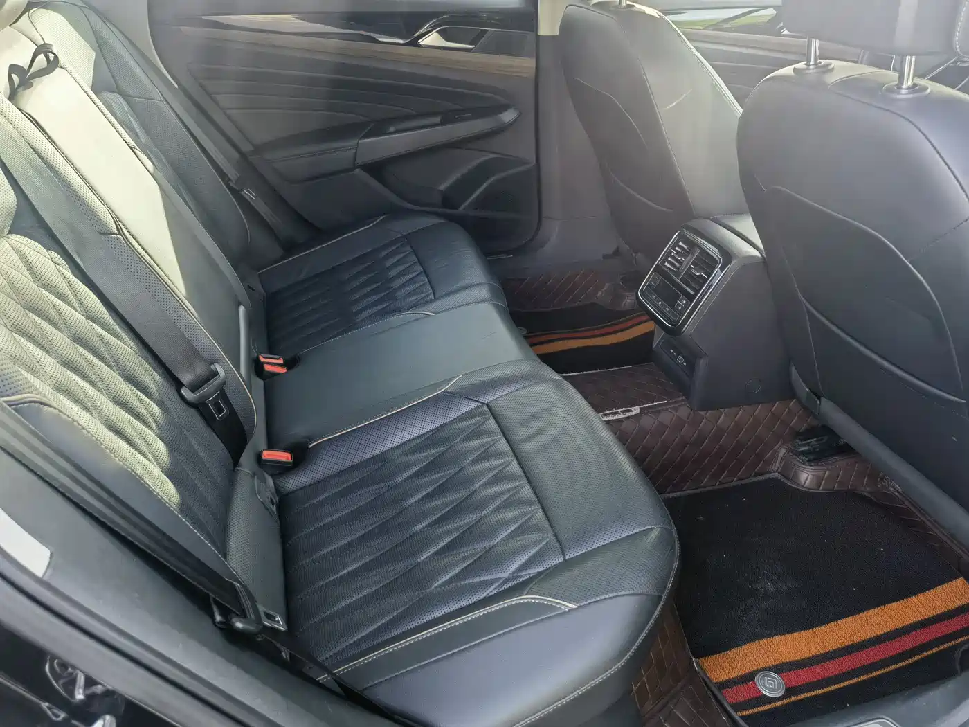 Volkswagen Passat 2020 Facelift 330TSI Luxury China VI фото 9
