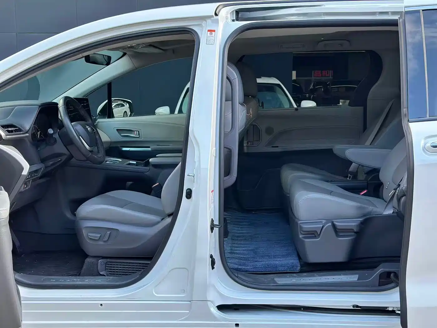 Toyota Granvia 2023 2022 2.5L Hybrid Premium Edition