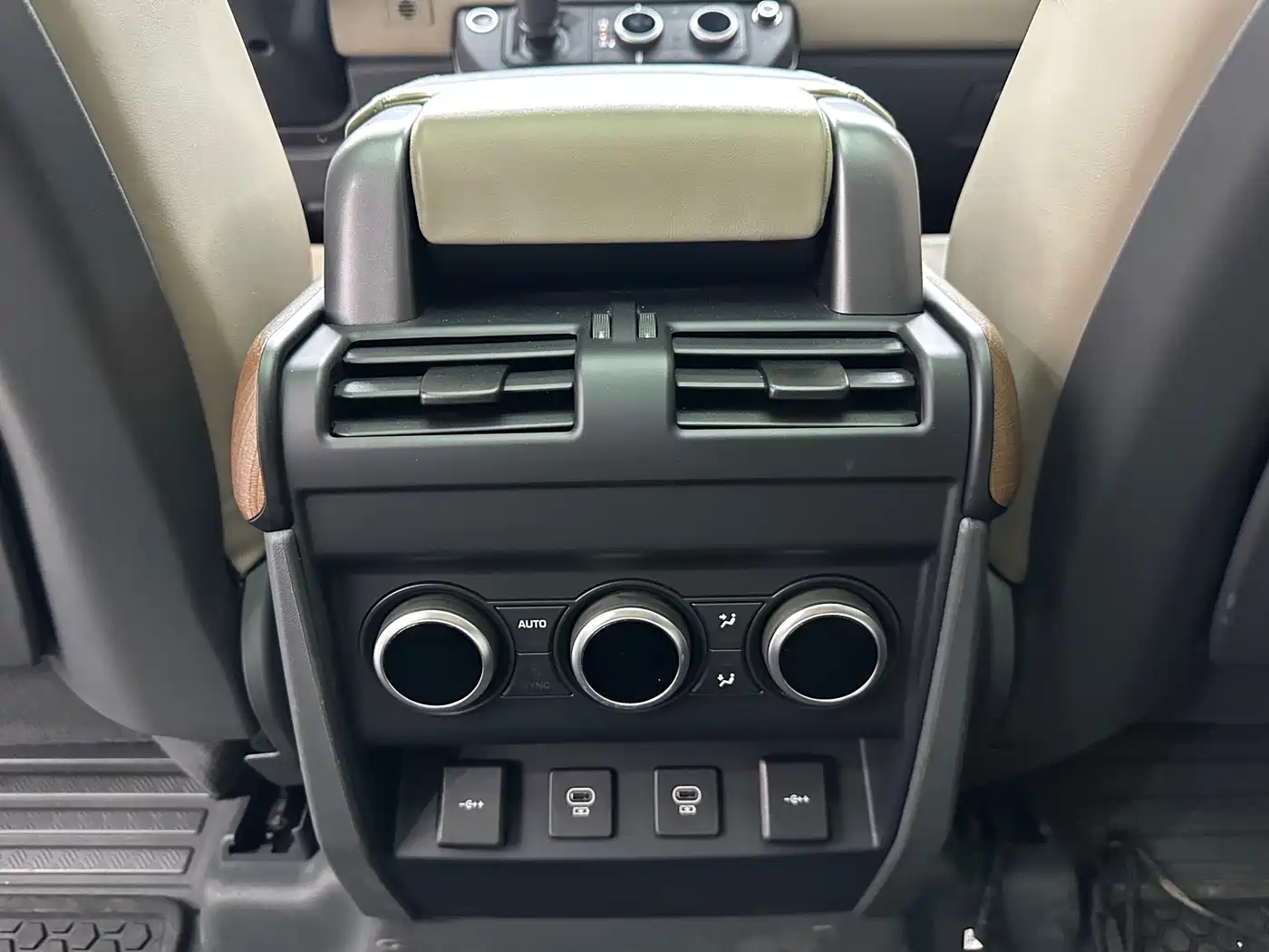 Land Rover Defender 2022 110 P400 Dark Special Edition фото 15