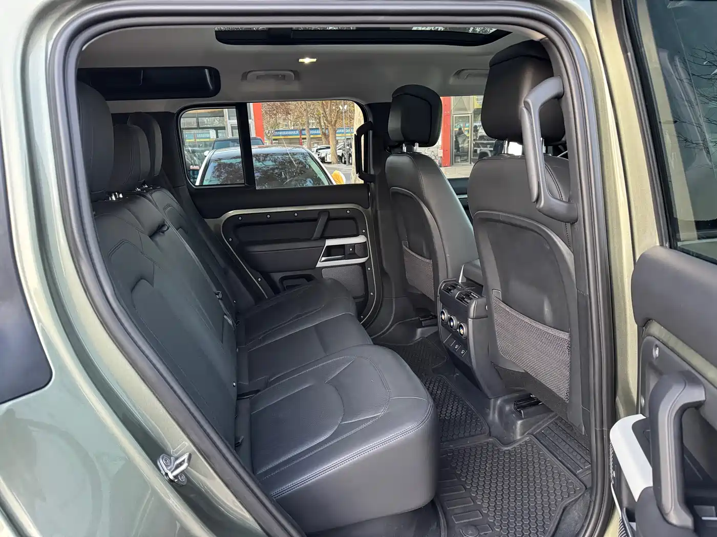 Land Rover Defender 2023 Model 110 3.0T P400 Dark Special Edition фото 14
