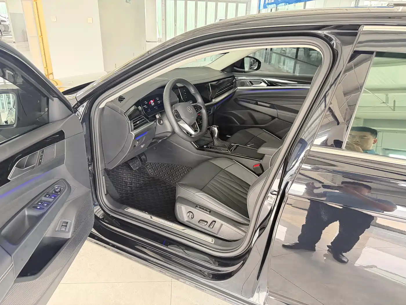Volkswagen Passat 2023 330TSI Starlight Premium Edition фото 4