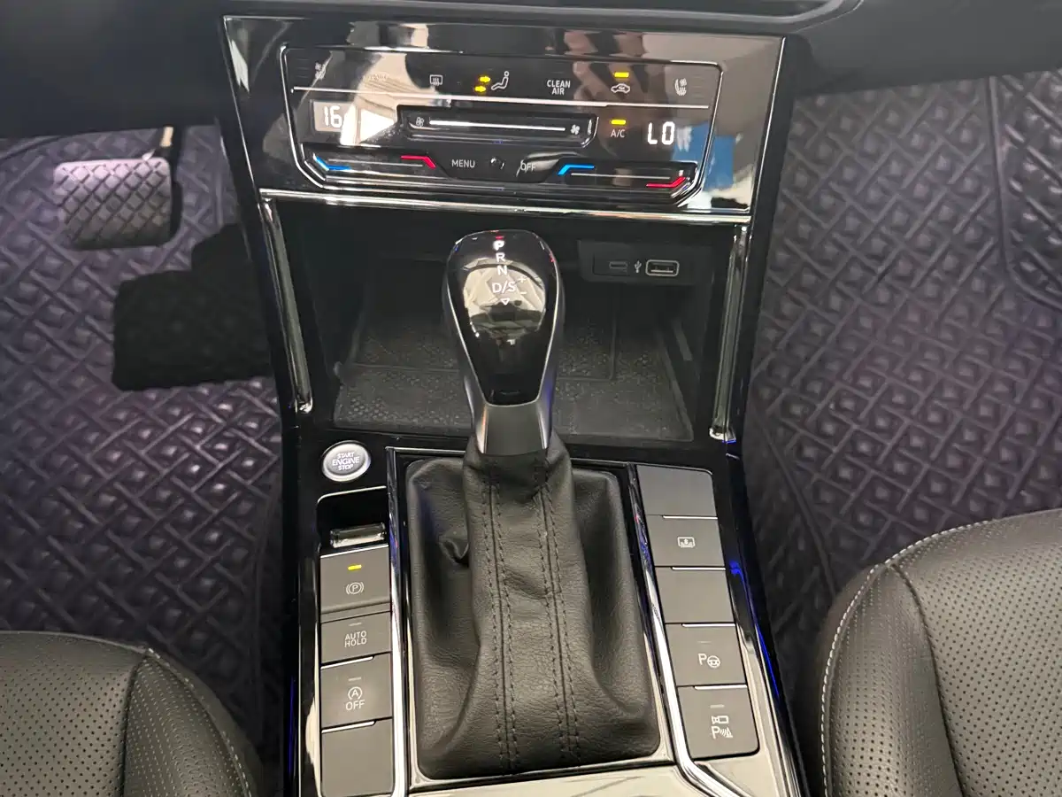 Volkswagen Passat 2023 330TSI Starlight Premium Edition фото 7