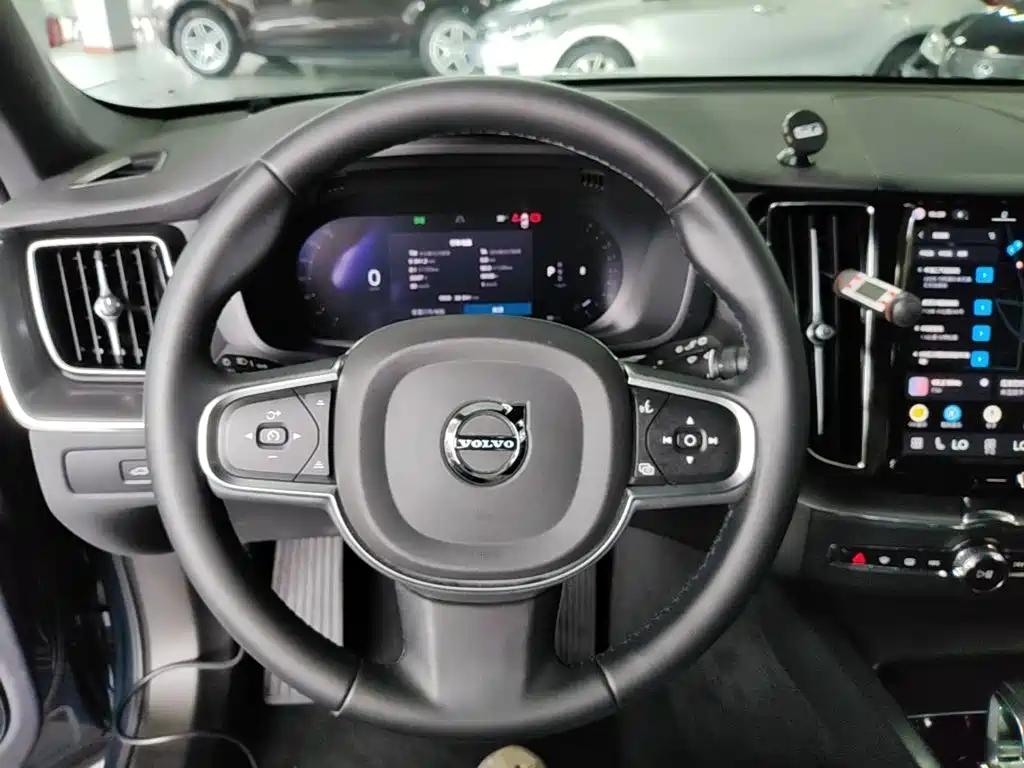 Фото 11 - Volvo XC60