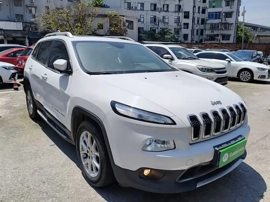 Фото 4 - Jeep Cherokee