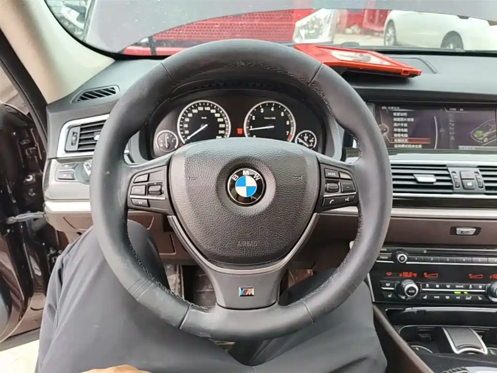 BMW 5 Series GT 2014 528i Luxury фото 11