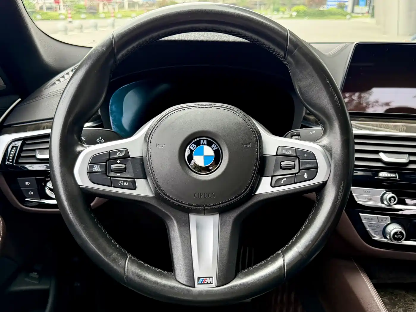 BMW 5 Series 2019 525Li M Sport Package фото 16