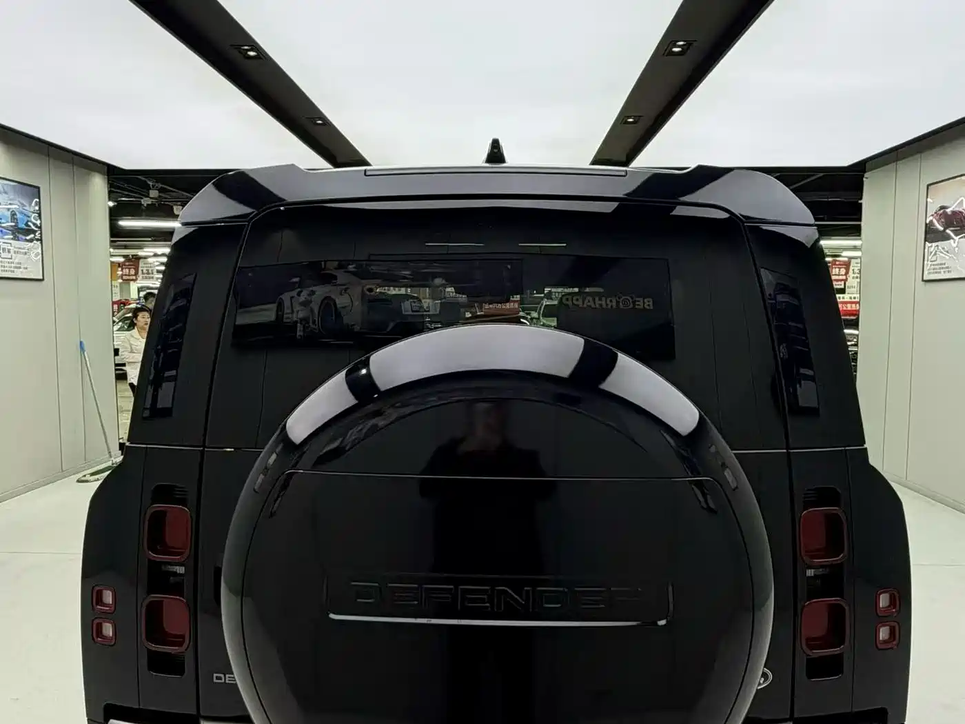 Land Rover Defender 2023 Model 110 3.0T P400 Dark Special Edition фото 5