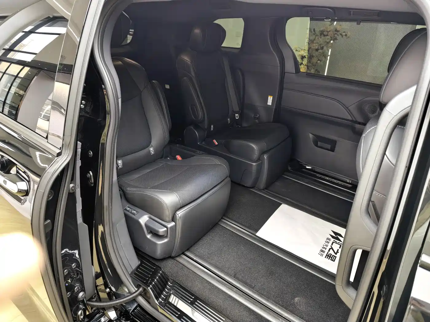 Toyota Sienna 2024 2.5L Hybrid Premium Edition фото 17