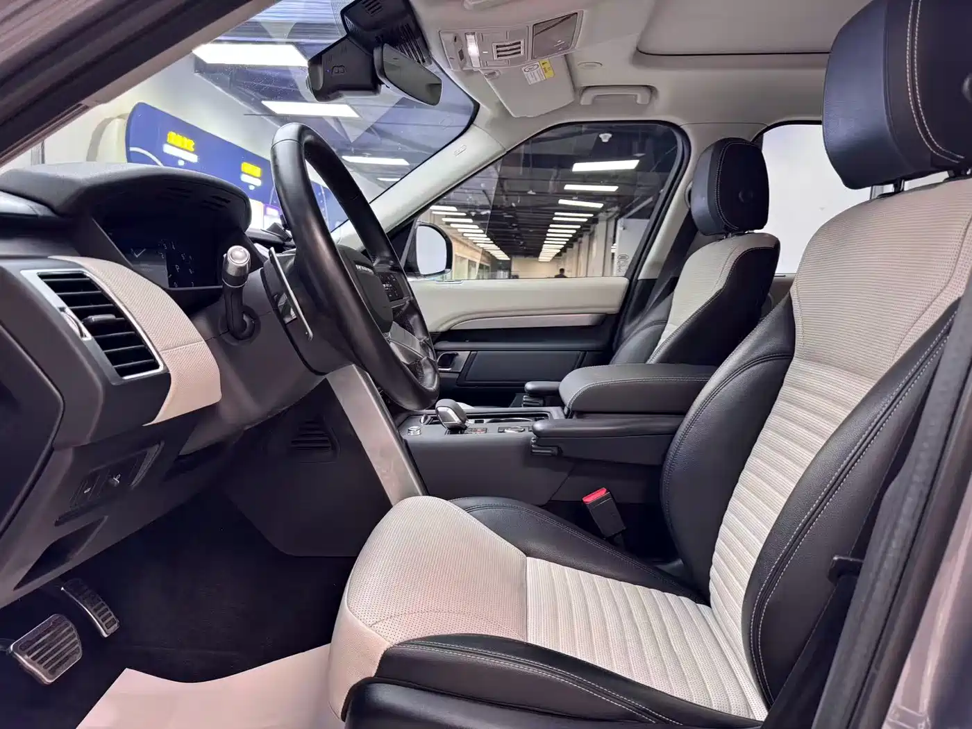 Land Rover Discovery 2021 360PS R-Dynamic S фото 4