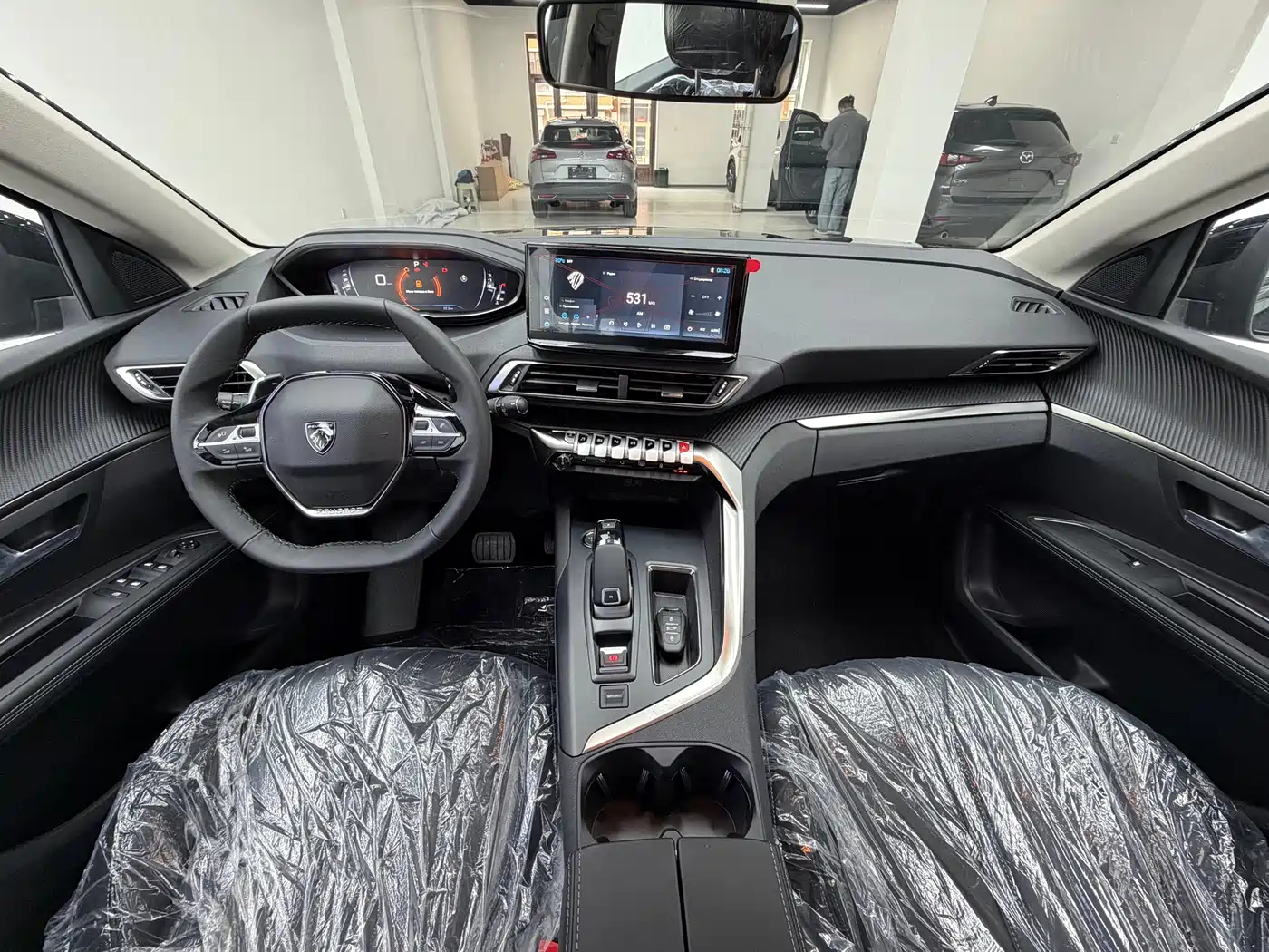 Peugeot 5008 2025 Luxury Edition фото 12
