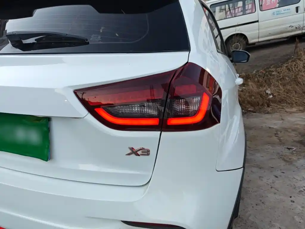 Фото 8 - Geely Vision X3