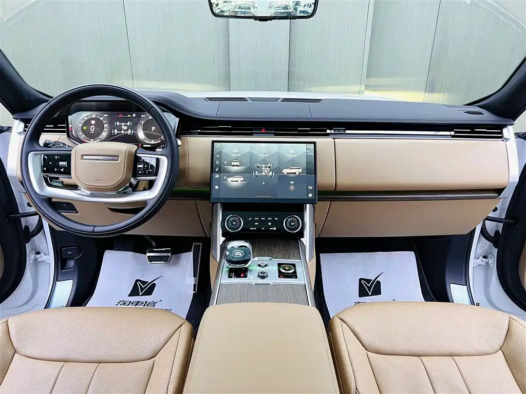 Land Rover Range Rover 2023 3.0 L6 360PS Golden Age Edition фото 9