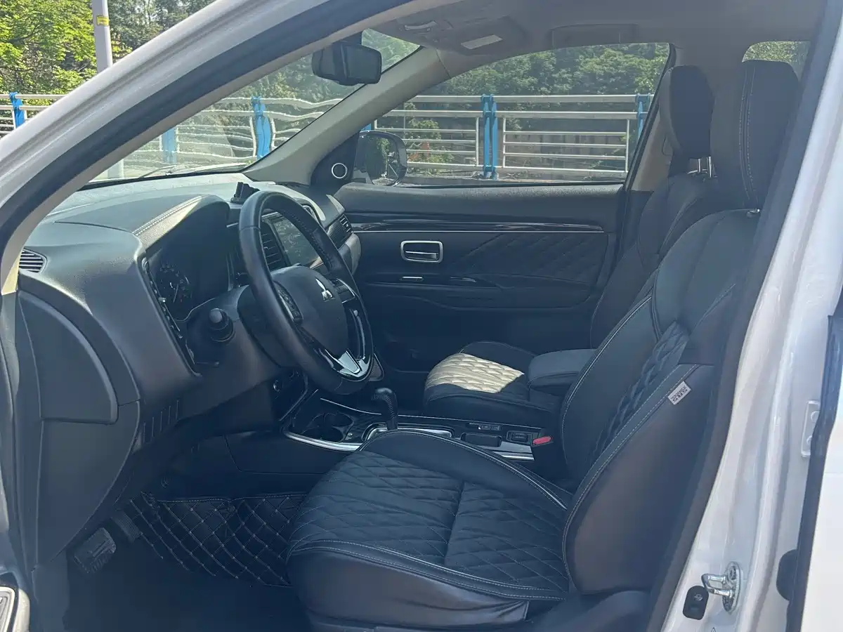 Mitsubishi Outlander 2023 1.5T CVT FWD Premium Edition 5-seater фото 7