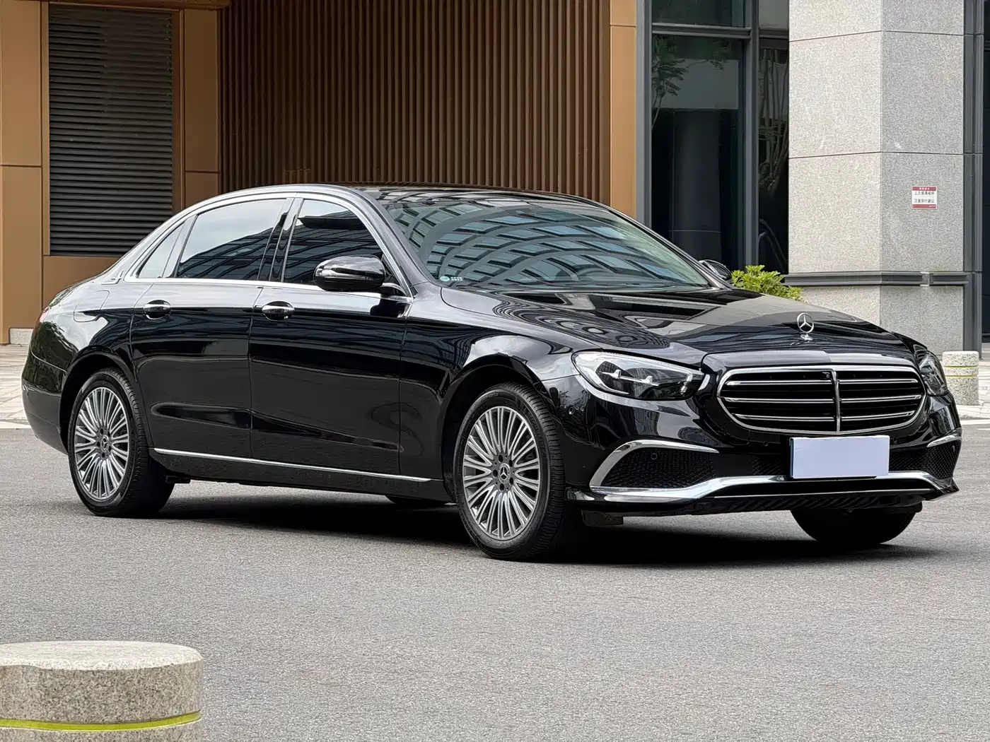 Mercedes-Benz E-Class 2022 Second Facelift E 300 L Luxury фото 3
