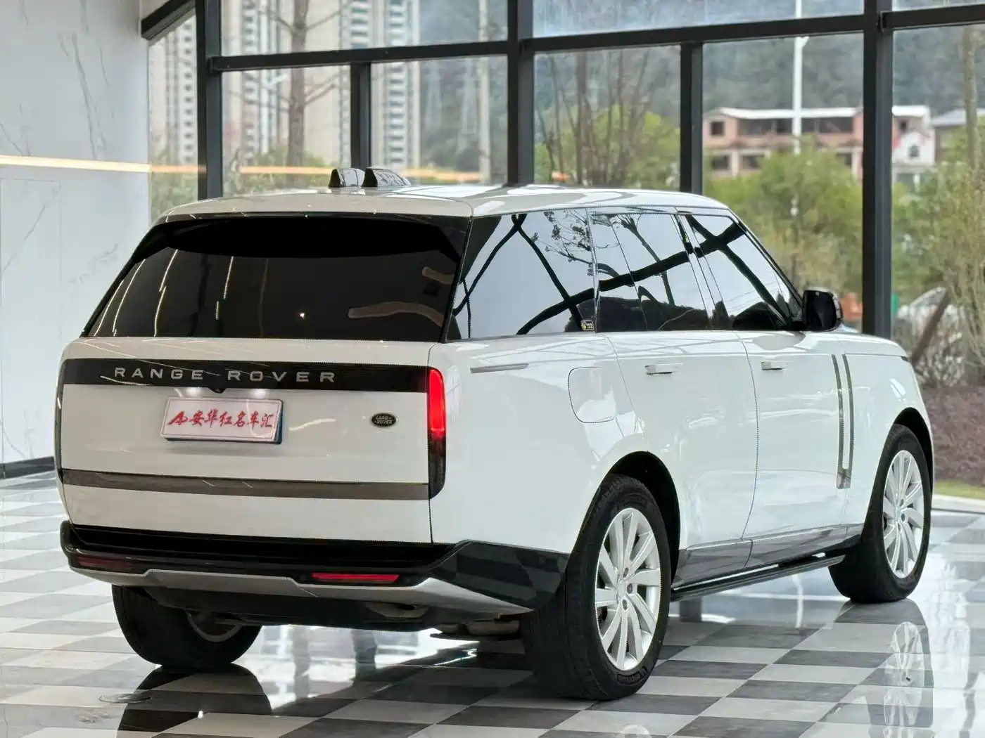 Land Rover Range Rover 2023 3.0 L6 360PS Golden Age Edition фото 5