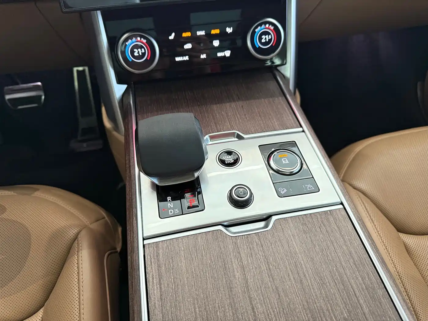 Land Rover Range Rover 2023 3.0 L6 360PS Golden Age Edition фото 12