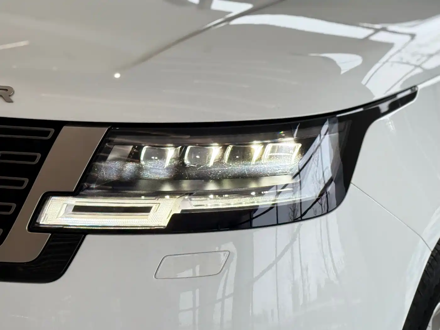 Land Rover Range Rover 2023 3.0 L6 360PS Golden Age Edition фото 21