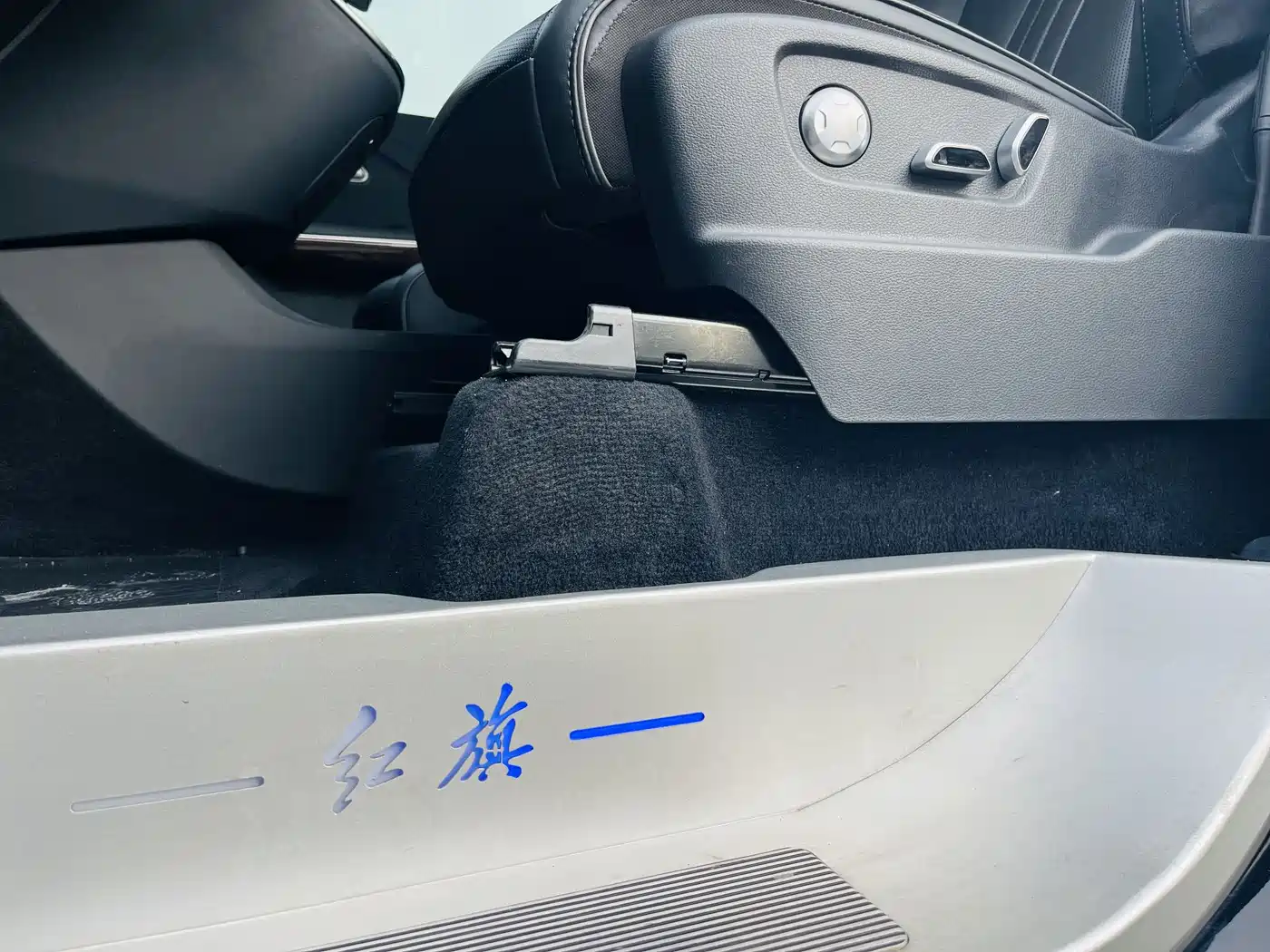 Hongqi HQ9 2023 2.0T Smart Connect Flag Enjoy Edition фото 25