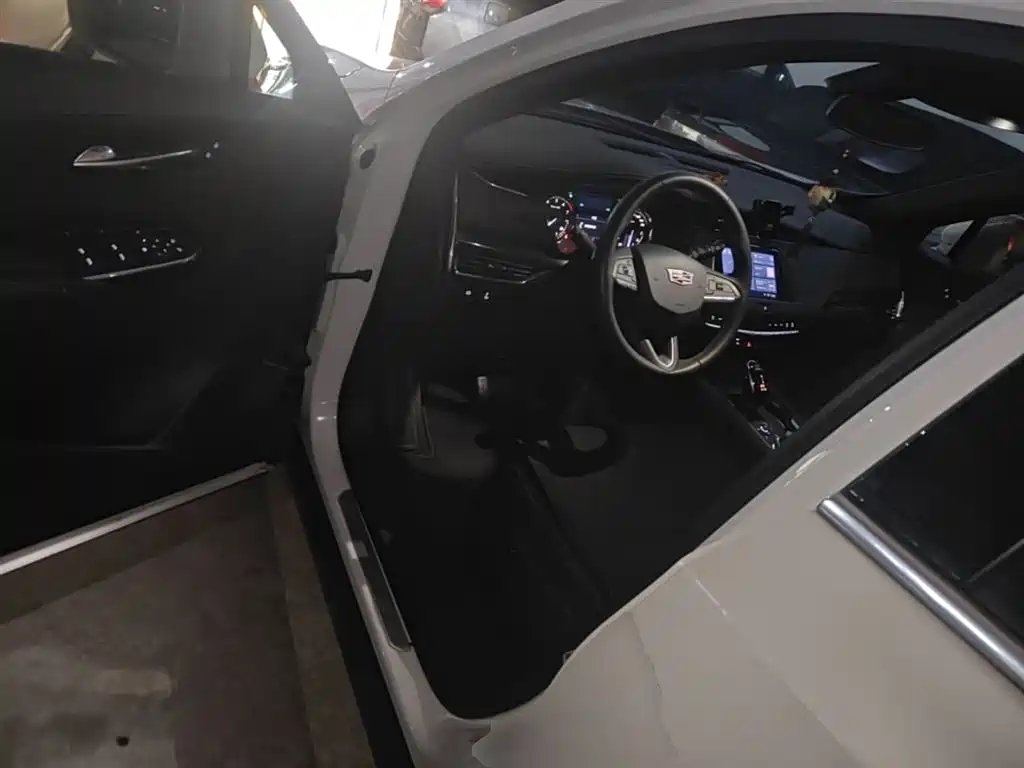 CADILLAC XT4