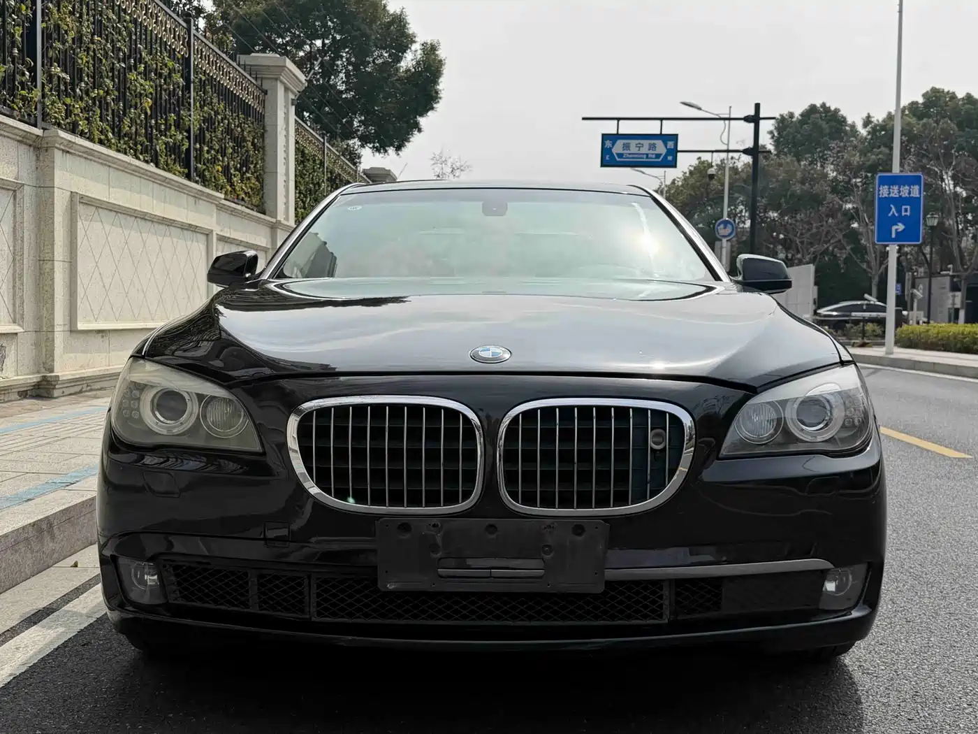BMW 7 Series 2009 740Li Luxury фото 2
