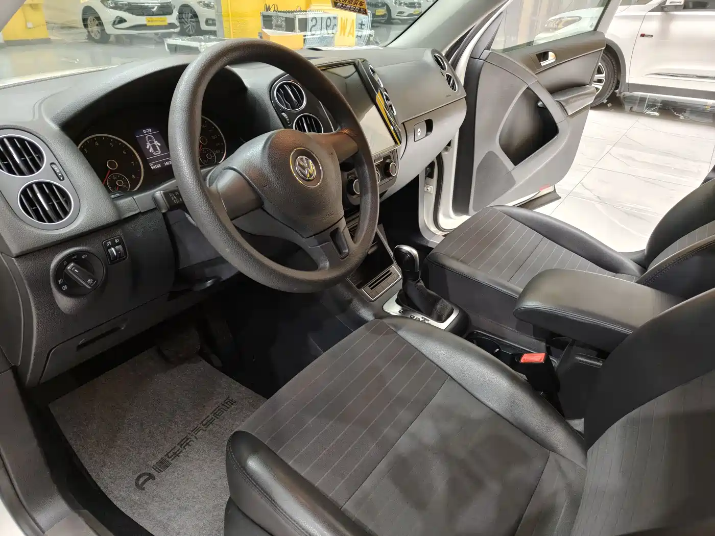 Volkswagen Tiguan 2015 1.8TSI Automatic 2WD Trendline фото 6