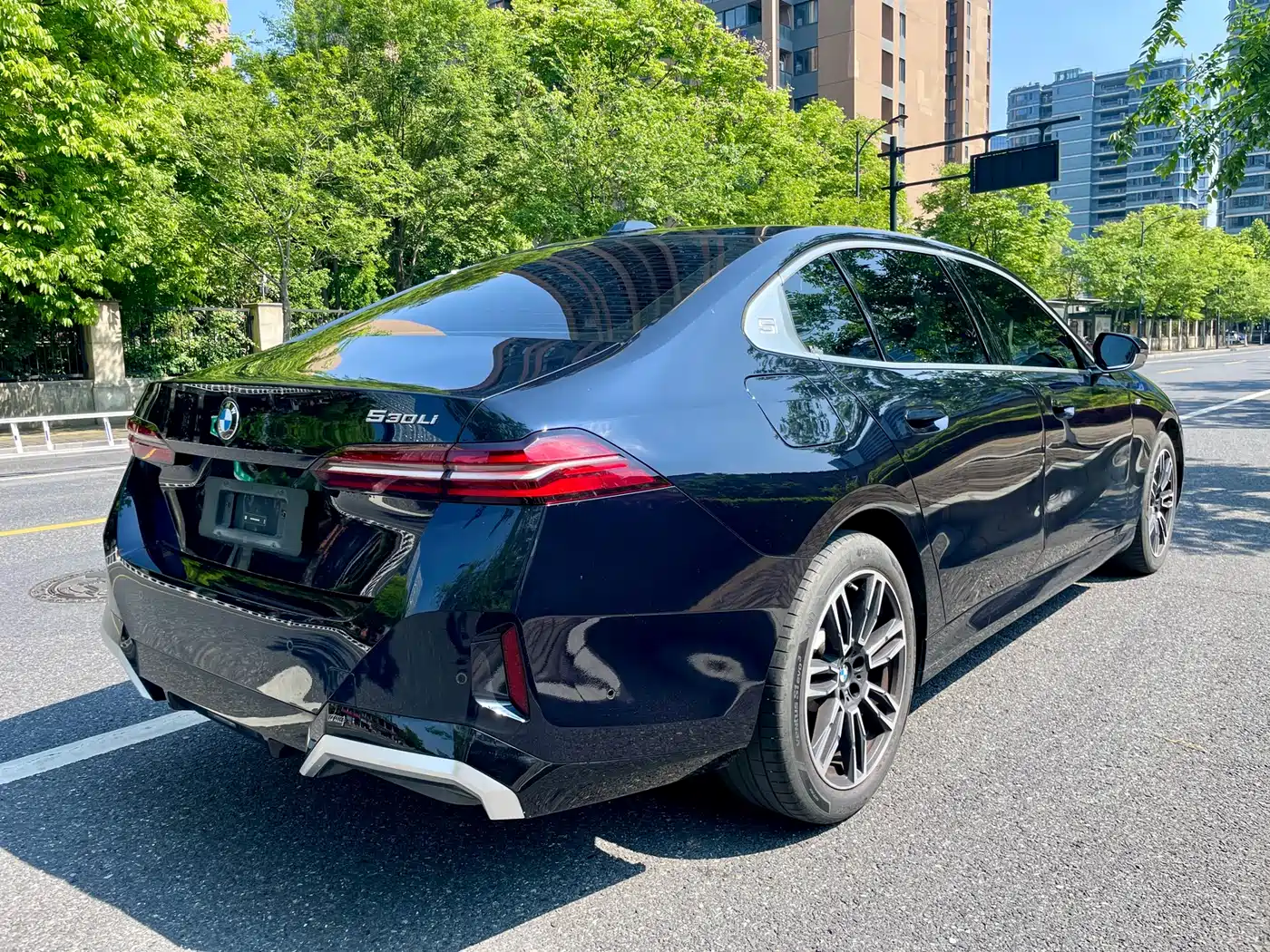 BMW 5 Series 2025 530Li Leading M Sport Package фото 7